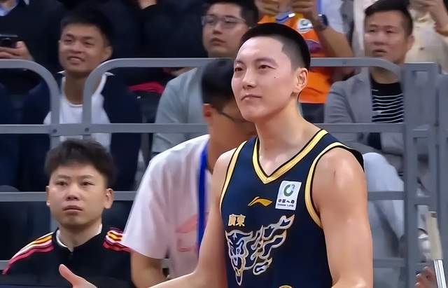 开云体育官网-广东队主场40分惨败，杜锋脸色铁青，朱芳雨该认真上班了