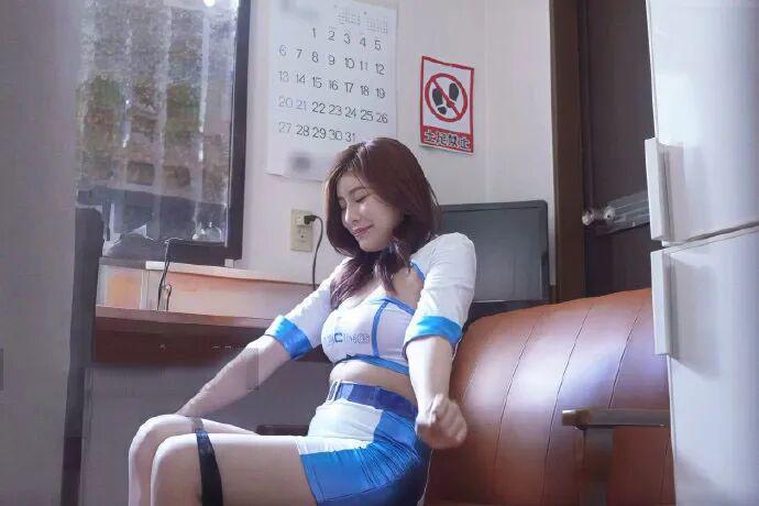 开云体育APP-神仙木有她美丽，黑丝哪有白衬衫性感