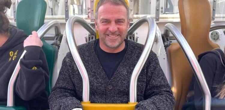 开云体育官网-短暂的闲暇时光，弗里克到巴塞罗那第比达博山玩跳楼机